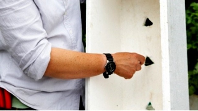 Với chậu xốp, cần khoét lỗ thoát nước, thường thì từ 6 đến 8 lỗ 1 chậu