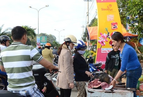 Thịt heo rừng bán ở vỉa hè