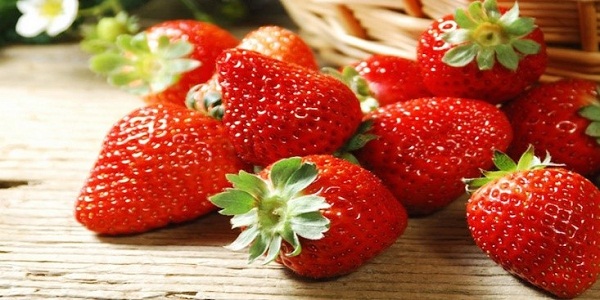 Muốn dâu không bị co lại thì cho vào một hộp nhựa