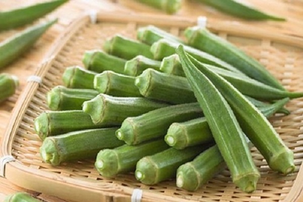 Thường xuyên nhổ cỏ để cỏ không hút bớt mất dinh dưỡng của cây