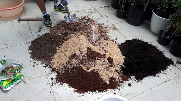 Các nguyên liệu cần rải theo thứ tự rồi mới tiến hành trộn đều